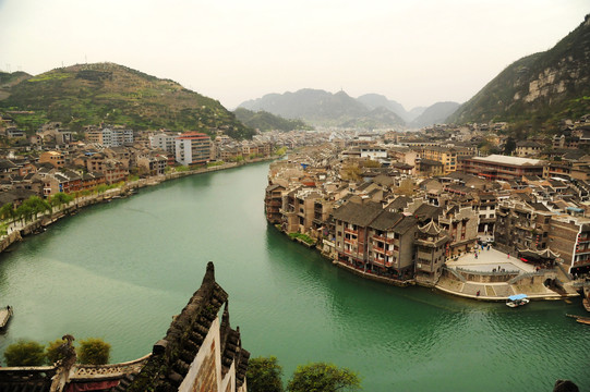 贵州黔东南俯瞰河边的镇远古镇