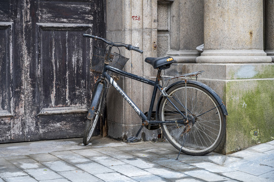 老上海街头的旧自行车