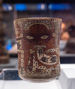 神话人物纹彩绘陶杯