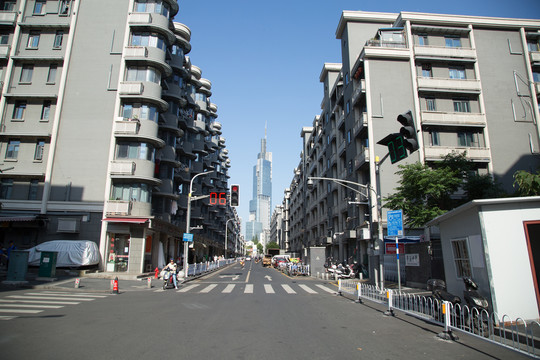 西桥公路口的紫峰大厦