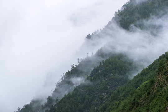 云雾中层峦叠嶂的高山峻岭