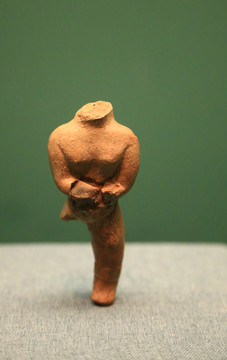 小型陶塑女性立像