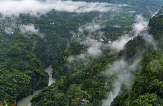 云雾缭绕的山村