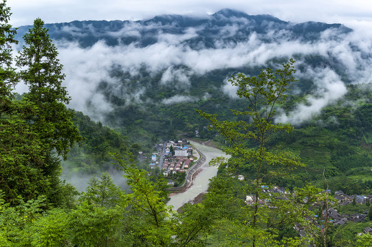 云雾缭绕的山村