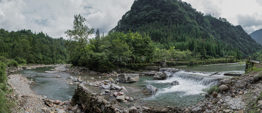 清澈山泉小河水