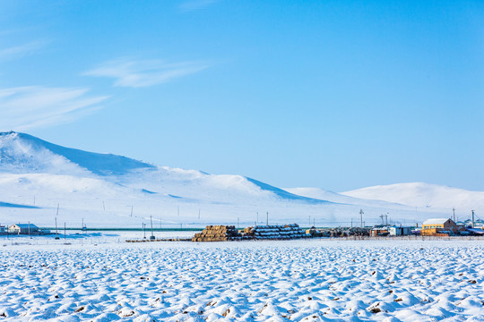 冬季雪原雪包民居