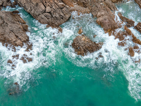 航拍大海礁石和海浪风景