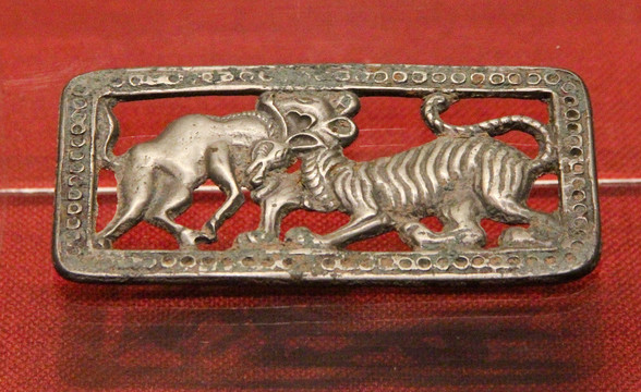 汉代铜质虎牛格斗透空长方形饰