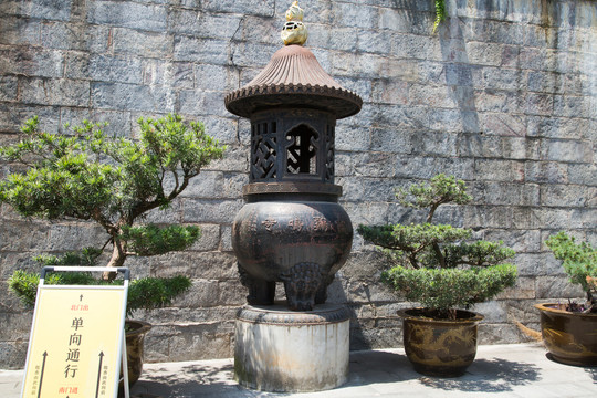 南京鸡鸣寺的香炉
