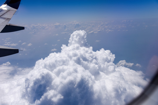 空中鸟瞰蓝天中的朵朵白云