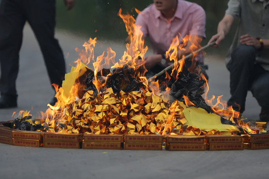 祭祀春节烧元宝