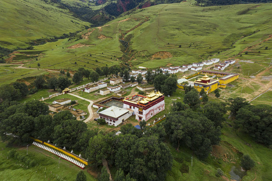 鸟瞰理塘向阳寺