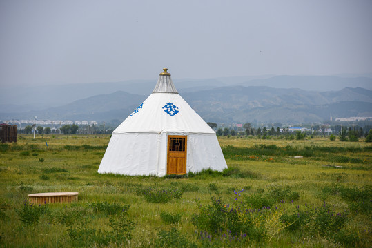 呼和浩特市敕勒川草原上的蒙古包