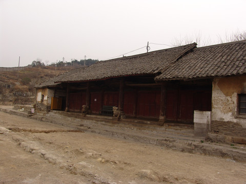 古建筑与刚清理出来的古道