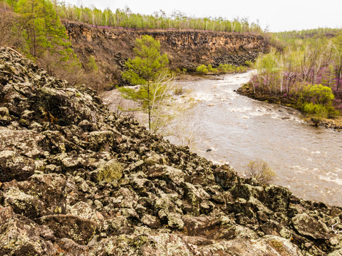 春季火山岩峡谷河流