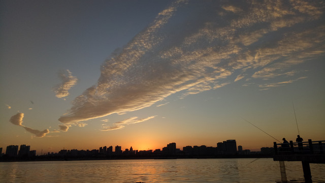 夕阳下云彩