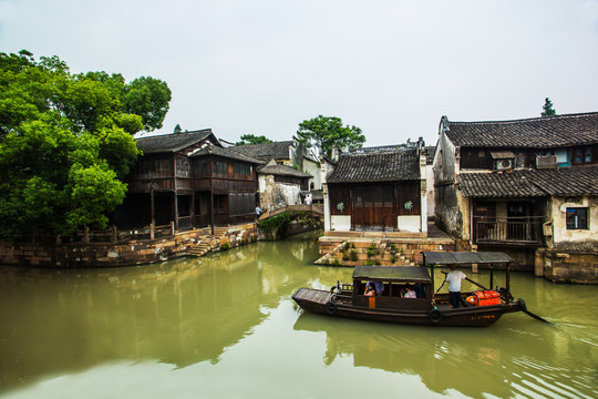 乌镇东栅河道民居瓦房