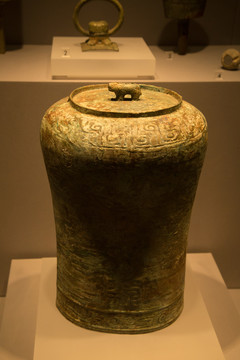 南京博物院里的战国铜錞于