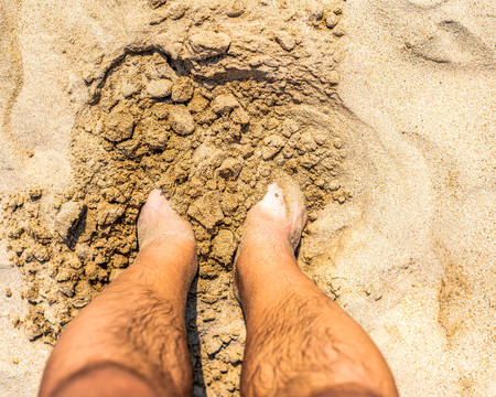 海边沙滩沙子里的脚