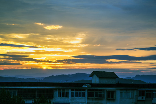 大山彩霞满天