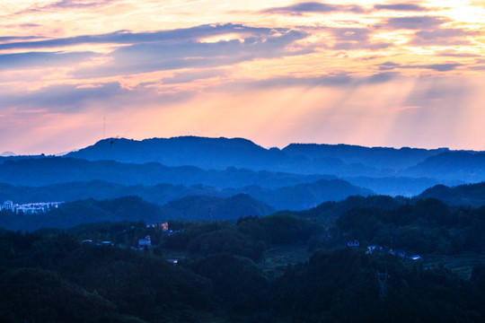 霞光万丈大山耶稣光