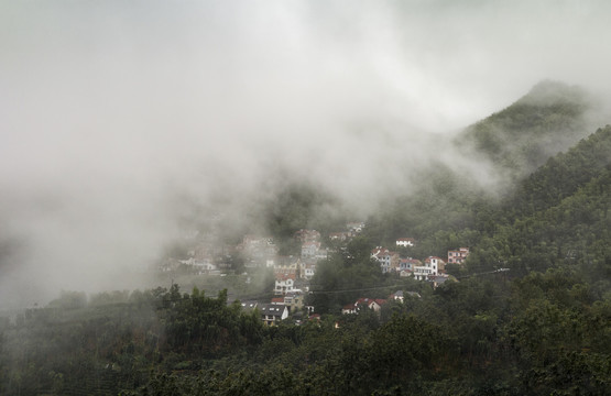 晨雾中的桐庐山村3