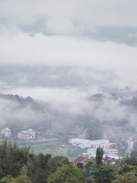 晨雾中的桐庐山村10