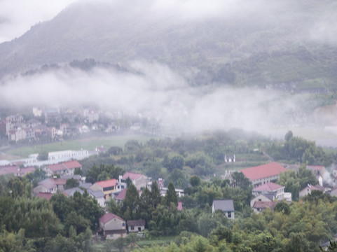 晨雾中的桐庐山村22