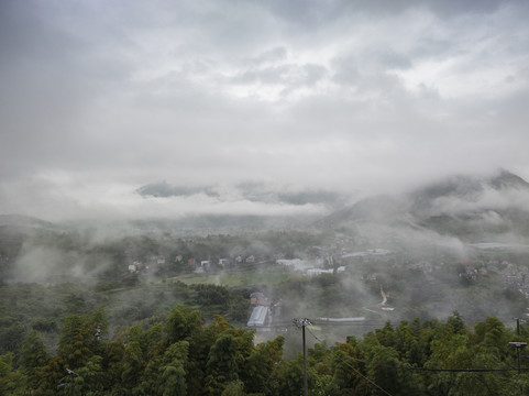 晨雾中的桐庐山村50