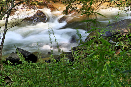 山涧溪水