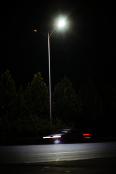 夜晚的路灯