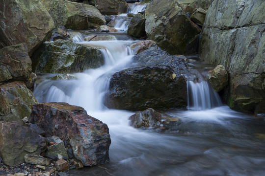 岩石流水自然景观