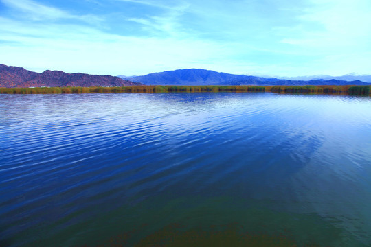湖水秋景