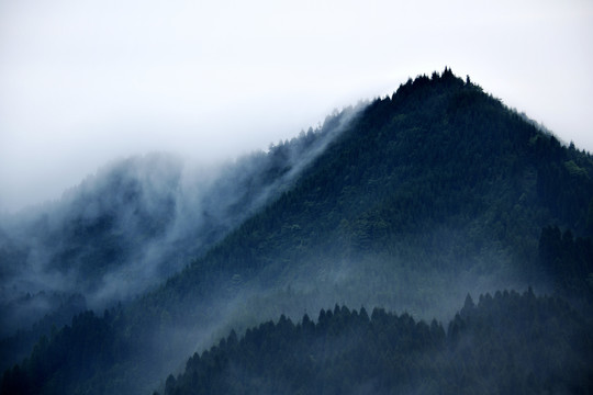 云雾绕山头