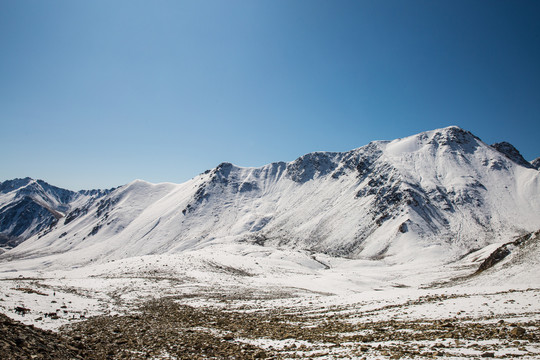 新疆独库公路雪山