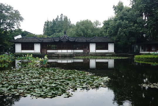 湖面中式建筑