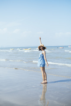 快乐活泼快乐的黑色短发女孩在夏天的海边。
