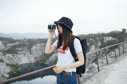 年轻的亚裔泰国长发女旅行家在大峡谷拍照。春布里。