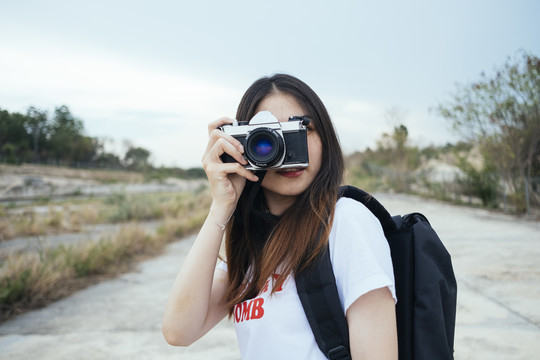 年轻的亚洲泰式长黑发女旅行者，带着相机。科罗拉多大峡谷春布里。