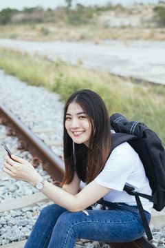 坐在大峡谷铁路上的一位年轻的亚洲-泰国黑头发旅行家妇女。春布里。