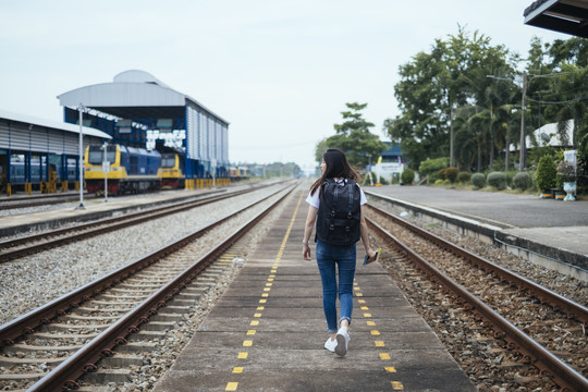 火车站月台上，一位年轻的亚裔泰国长黑发女旅行者。科罗拉多大峡谷春布里。