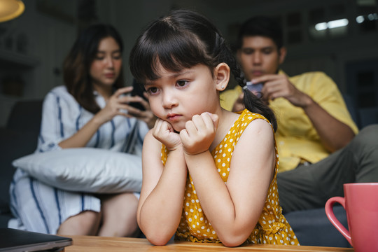 在家里被父母忽视的亚洲小女孩。社会成瘾问题。