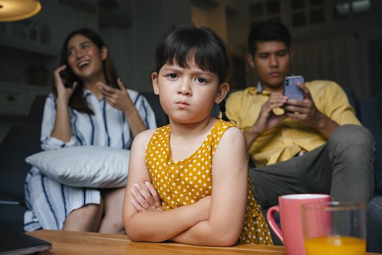 在家里被父母忽视的亚洲小女孩。社会成瘾问题。