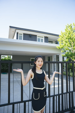 这个房子是亚洲女人自己买的。她用双手摆放产品。