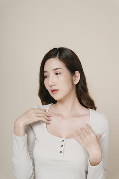 美丽的亚洲年轻女子触摸身体的肖像-项链模型。