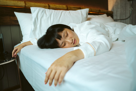 亚洲短发女人早上睡在床上。