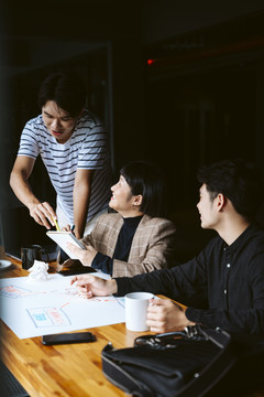 三位年轻的商务人士在会议室一起为启动项目工作。