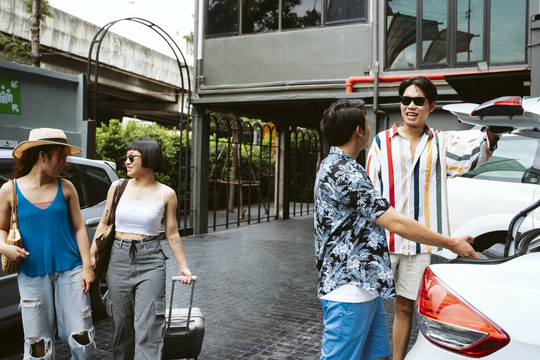 年轻的亚洲游客准备周末的公路旅行。