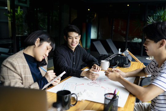 年轻的亚洲商人一起计划创业项目。