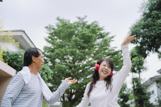 健康的亚洲老年夫妇一起锻炼有氧舞蹈。